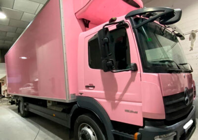 Chapa y pintura tráiler rosa